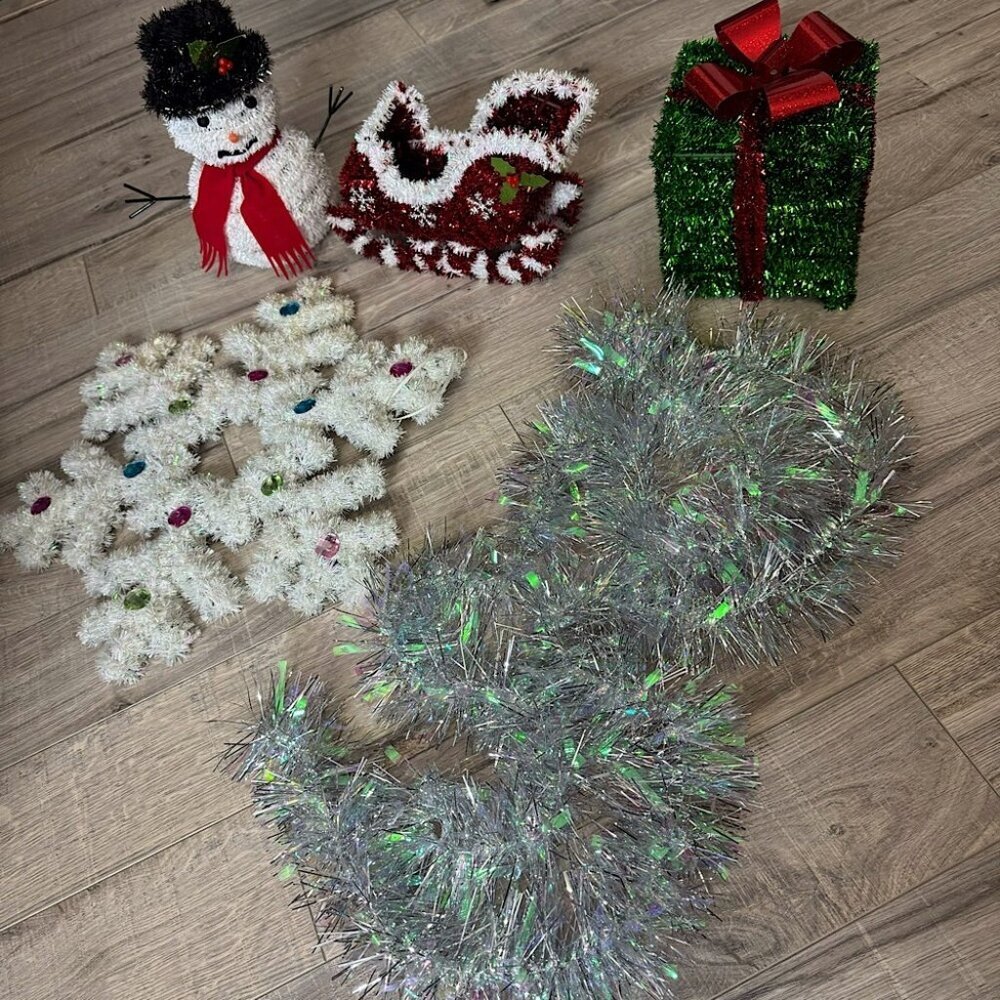 5 Christmas decor bundle present snowman snowflake tinsel sleigh Santa cute 🥰